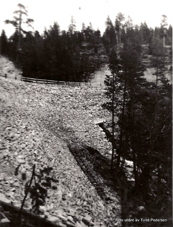 2 Muren som bærer Fv 27 over Gravskarbekken