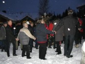 Bilde av flere som gikk rundt treet. Foto Berit Gomnes