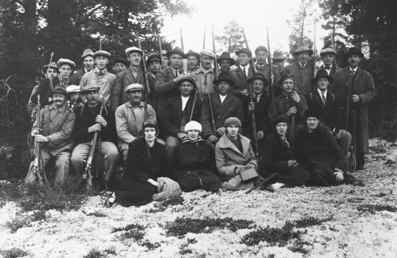 Bilde av Sollia skytterlag i pokalskyting mot Folldal i 1928. Foto Musea i Nord-Østerdal