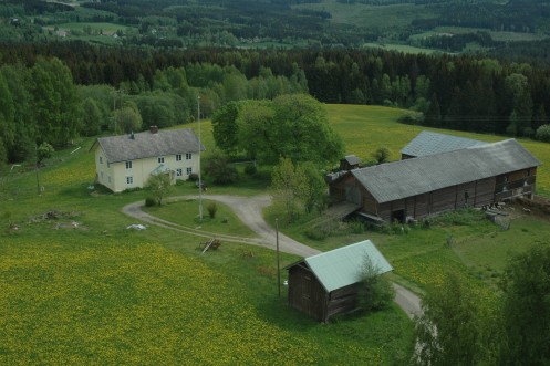 Gammelt flyfoto av tunet og bygningene som er flyttet