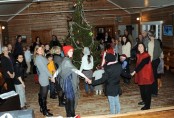Bilde av gang kring juletreet foto JØ