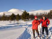 Bilde av Else-Britt og Petter Dancke På ski  foto Jo Øvergaard