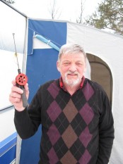 Bilde av iisfisker Jonny Strand fra Gjessåsen. Foto Hans Sollid