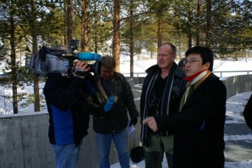 Bilde av NRK som interjuvet kinerne og den norske vertenfoto Helge Stikbakke