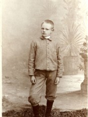 http://www.designogtekstil.no/test/images/historie/festantrekk/ung_gutt_1900.jpg Bilde av Asbjørn Brænd