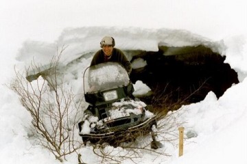 Bilde av skuterkjøring.. "Oppatt fra elvevatnet...". foto Erik Ydse