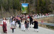 Bilde fra 17.mai med Sollia skole i Djupdalssvingen. Foto Jo Øvergaard