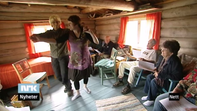 Amerikanske Sara Angell drar i gang på dansegulvet. (Foto: Stig Karlo Helstrøm./NRK)
