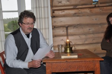 Bilde fraFossedager 2009,Ole Nordahl leser Hamsun brev foto Jo Øvergaard