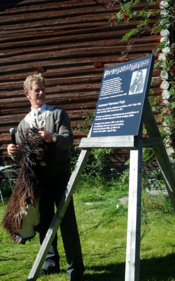 Bilde av Arne Vinje avduker minneplate foto Hans Sollid