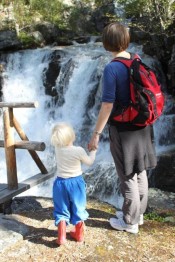 Bilde av undring ved fossen. Foto Bjørn Brænd