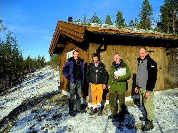 Bilde av Ole Petter Berger,Trond Brandsnes,Johan Sundberg og Asgeir Nurvold foran pumphuset. Foto Jo Øvergaard