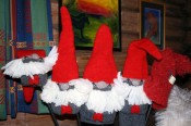 Bilde av nisser på -julemesse på Solvang. Foto Saskia Mämpel