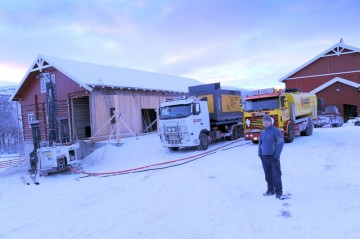 Bilde av brønnboring i Uti. Ole Anton i forgrunn. Foto Jo Øvergaard