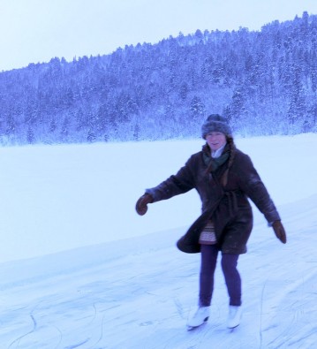 Bilde av skøytedag , Bente i Kirkestua hadde ikke glømt gamle kunster Foto Jo Øvergaard