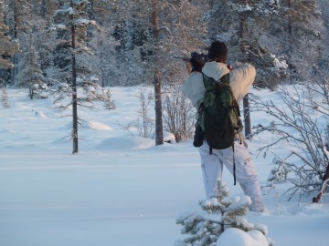 Bilde av jeger i vinterskog foto Torstein Storaas.