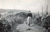 Bilde av gutu ved Granhaugsetra. Foto utlånt av Anne Marie R Grindstad.Hennes tante Ingrid fra Nes bærer vatn.