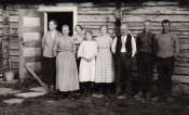 Bilde fra Granhaugensetra fra før 1940. Foto utlånt av Eivind Tangen. Bildet viser Hanna nr. 2 fra v og mannen Enok ytterst til høyre sammen med barna Aslaug - nr. fire fra v, Marie - nr. fem fra v. og leif - nr. to fra høyre.