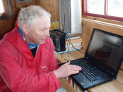 Bilde av Hans Sollid fra sollia.net som kontrollerer at hytteeier får inn sollia.net. Foto Trygve Holmsen