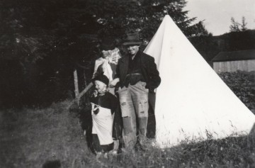 aterfølge. Bak fra venstre: Eli Jørum f. Prestmo, Solfrid Fanum.