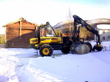 Bilde avhogstmaskin inne på tunet Storbekkmoen foto Øyvind Lien