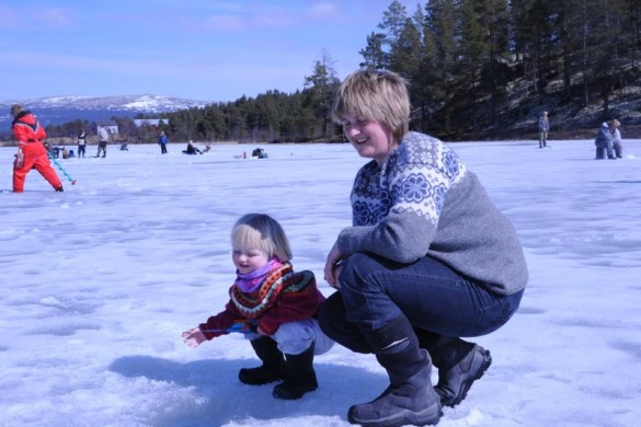 Signy og Åse Synnøve Rønningen deltok på isfiskekonkurransen på Hamntjønnet, påsken 2011 foto Jo Øvergaard