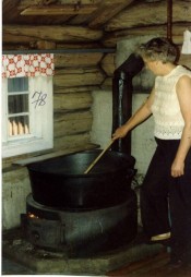 Bilde av Sigrid rører i ystgryta. Foto utlånt av Terje Brænd