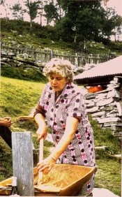 Bilde av Sigrid rører møssmøret kaldt. Foto Terje Brænd