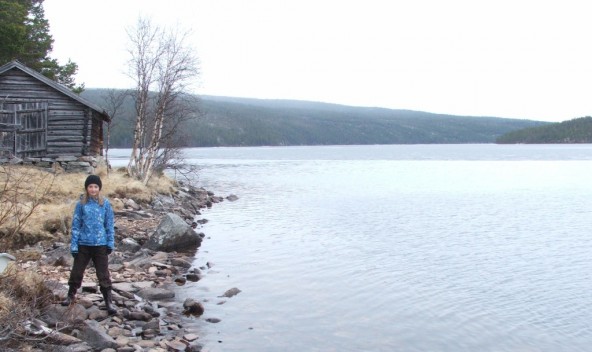 Bilde av Elise Nesset ved åpen sjø ved båthuset på Nord Nesset. Foto Håkon Edvard Nesset