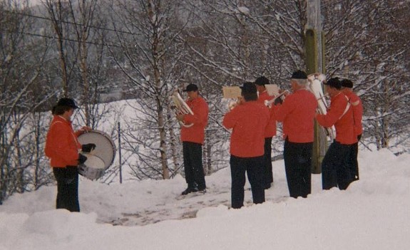 Bilde av 17.mai1979  i snø SøreBrænd. Foto utlåntfra Terje Brænd