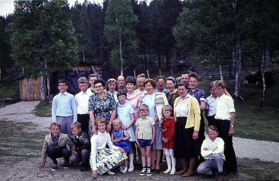 Bilde av siste skoledag Atnbrua våren 1965 foto Knut Singstad