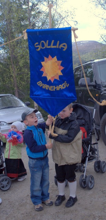 Bilde av Sollia Barnehage sin fane i årets 17.maitog foto Jo Øvergaard