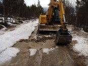 Vi måtte skjære over vegen for å bli kvitt noe av vannet. Foto Hans Sollid