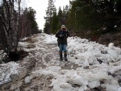 Bilde av grunneieren Jo Øvergaard midt oppe i det hele. Foto Hans Sollid