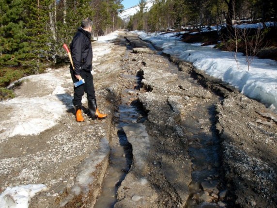 Bilde av Hans Olav Strandenæs under flomarbeider. Foto Hans Sollid