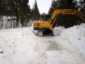 Bilde av graving av is i avgrening Hyttefeltvegen. Foto Ha¨ns Sollid