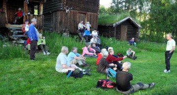 Bilde av kafferast i tunet på Amperhaugen. foto Jo Øvergaard