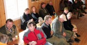 Bilde av skyttere som venter spent på premieutdelinga. Foto Hans Sollid