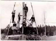 Eiolf sveiste i hop dette -i-vindmølletårnet på Amperhaugen 1940.  av jern fra den sprengte brua ved Atnbrua. I hass never kom jernet til nytte for flere. Foto Trond Wiehe