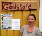 Jeg klarer liksom ikke helt å bestemme meg for om jeg skal kalle dette Sollistua gardskafe eller Gourmetrestaurant, sier Bente Lindstad. Foto Hans Sollid