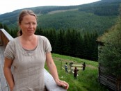 Jeg ønsker å kunne bruke denne terrassen som et tillegg til kafeen. her er det jo så fin utsikt, sier Bente Lindstad Foto Hans Sollid