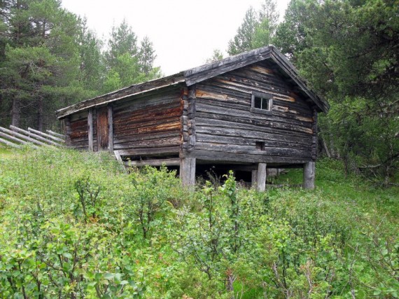 Bilde av fjøset på Bortpåeggsetra. Foto Hans Sollid