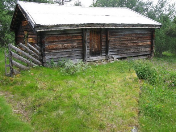Bilde av fjøset på Bortpåeggsetra. Foto Hans Sollid