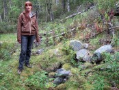 Bilde av Marianne Heml, en etterkommer etter bror til Seming. Hun ledet følget fram til plassen.Foto Ida Løchen