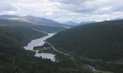 Bilde av utsikten fra den fredløses hytte mot Setningssjøen. På bildet ser vi eiendommen Tjerne foran t.h. og Sjøli foran Setningssjøen.Foto Anne Herud