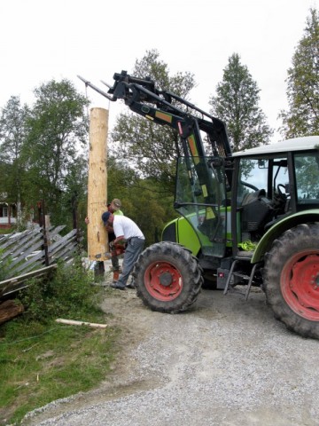 Bilde av montering av nye portstolper i N.Brænd. Foto Hans Sollid