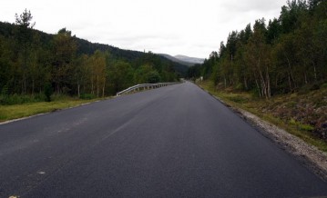 Bilde avsvart veg så langt du ser. Foto Hans Sollid