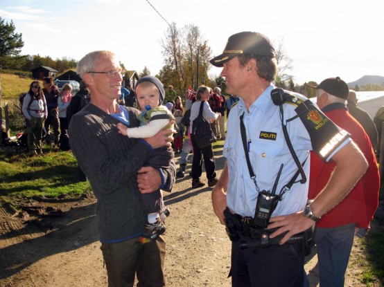 Bilde av Hans Bondal med barnebarnet Jon Nagell Bondal og Ove Osflaten fra politiet venter på kronprinsparet. Foto Hans Sollid