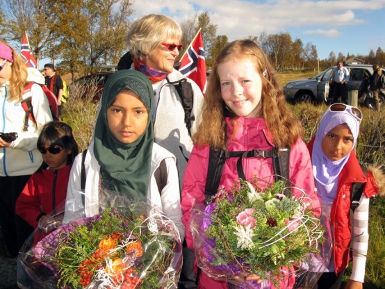 Bilde av blomsterpikeneMazhgan Husseini og Kathrine Sollien fra Sollia skole. Foto Hans Sollid