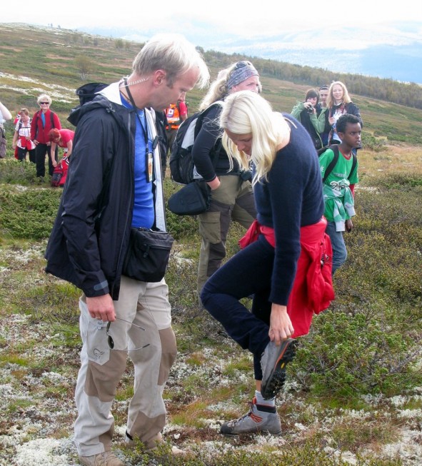 Sjøl ei kronprinsesse kan få litt trøbbel med fottøyet. Foto Hans Sollid